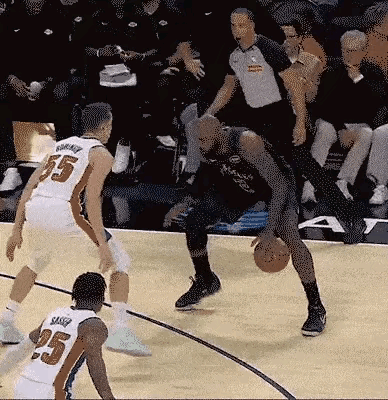 不可思议！詹姆斯恶脚步进化了。
只见詹姆斯一个疑似拜佛的滑步假动作，成功骗起防守