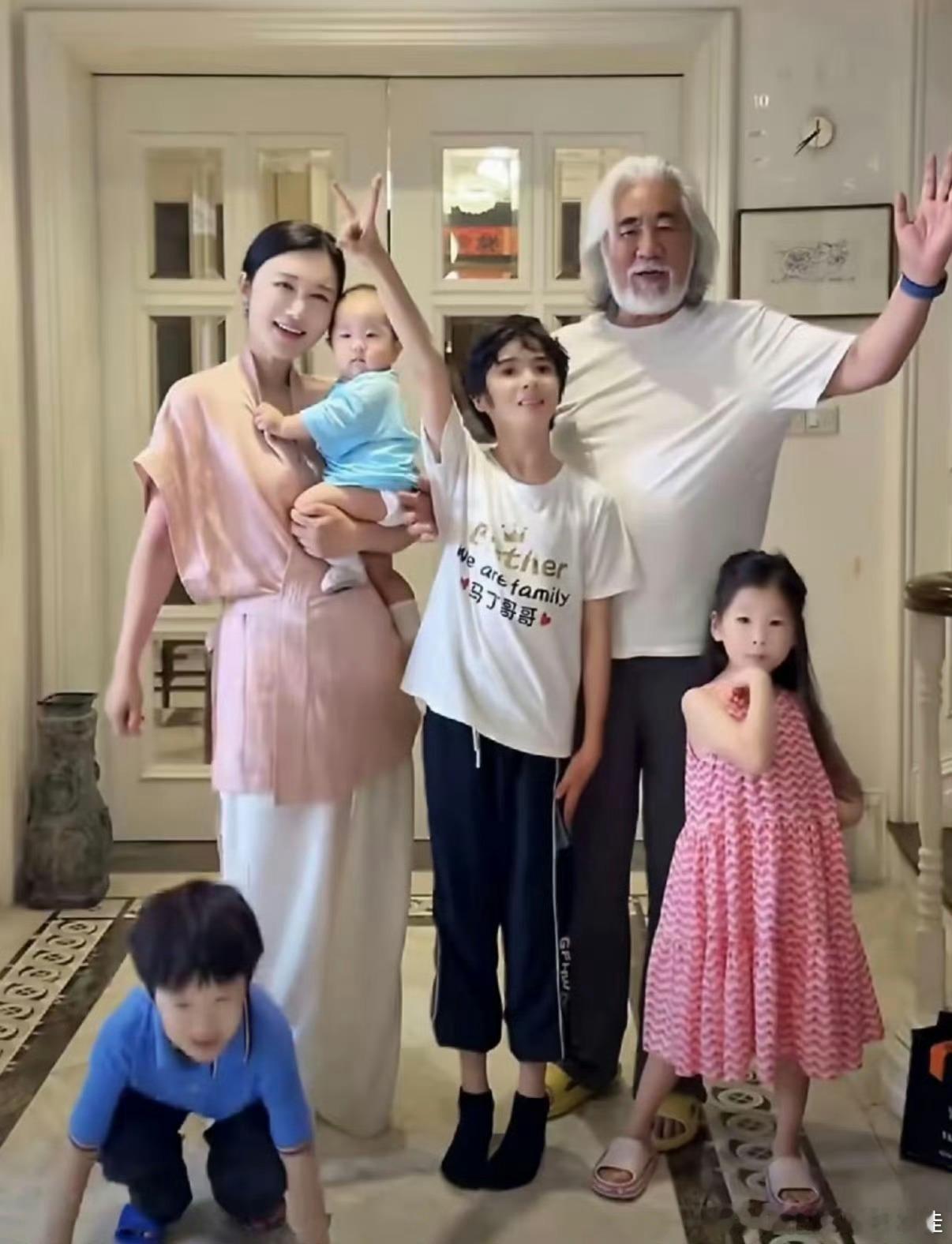 张纪中妻子备孕5胎杜星霖44岁，张纪中75岁。两人相差31岁，结婚9年已经生了三