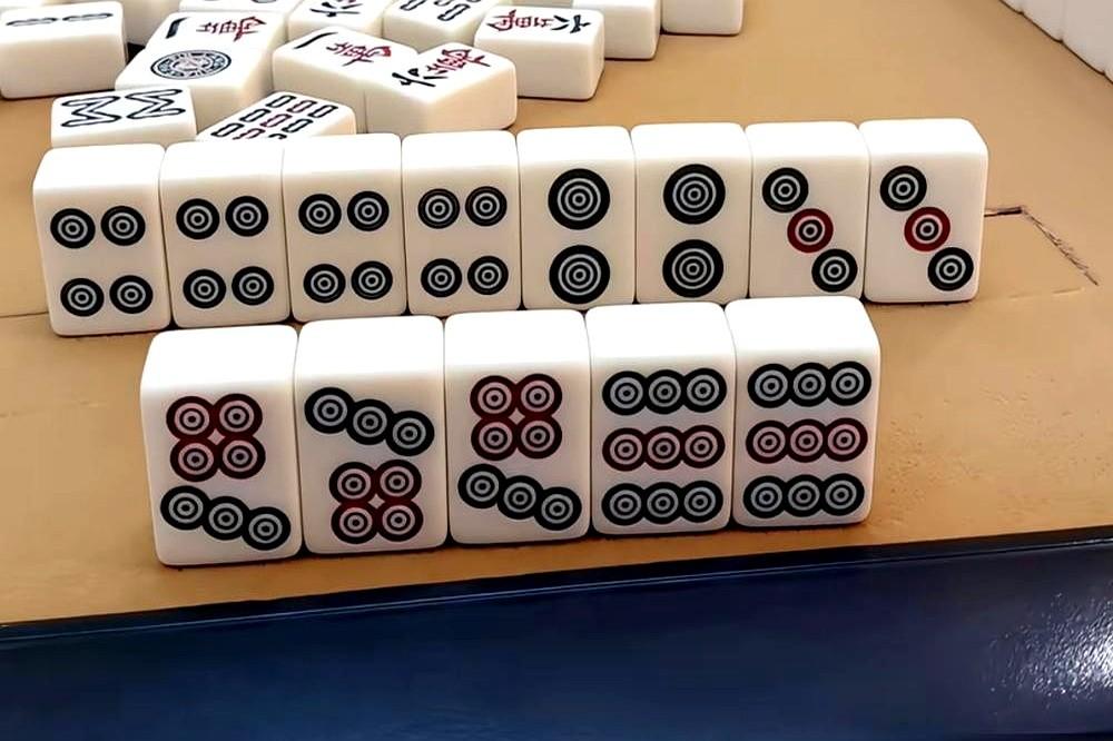 下面这张图，据说90%的麻将新手，10秒内根本看不出胡几筒。
新手总盯着清一色拼