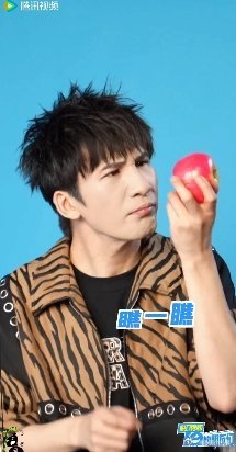 #大张伟披着官宣录吃播# 要我说还得是我们的大张伟老师啊！笑点无处不在的嘞~就连