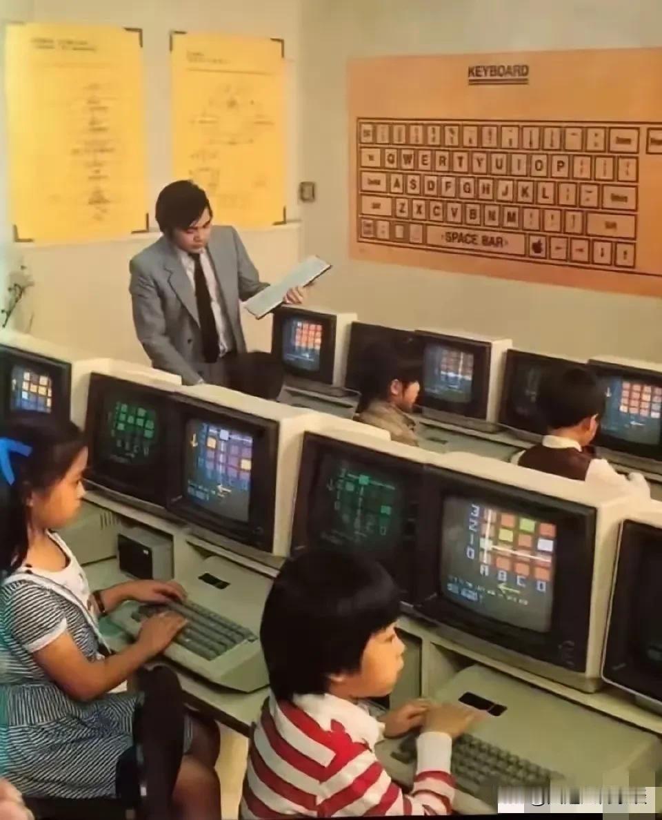 1984年的香港，小学生们已经踏上了电脑课的奇妙之旅，他们的小手在Apple I