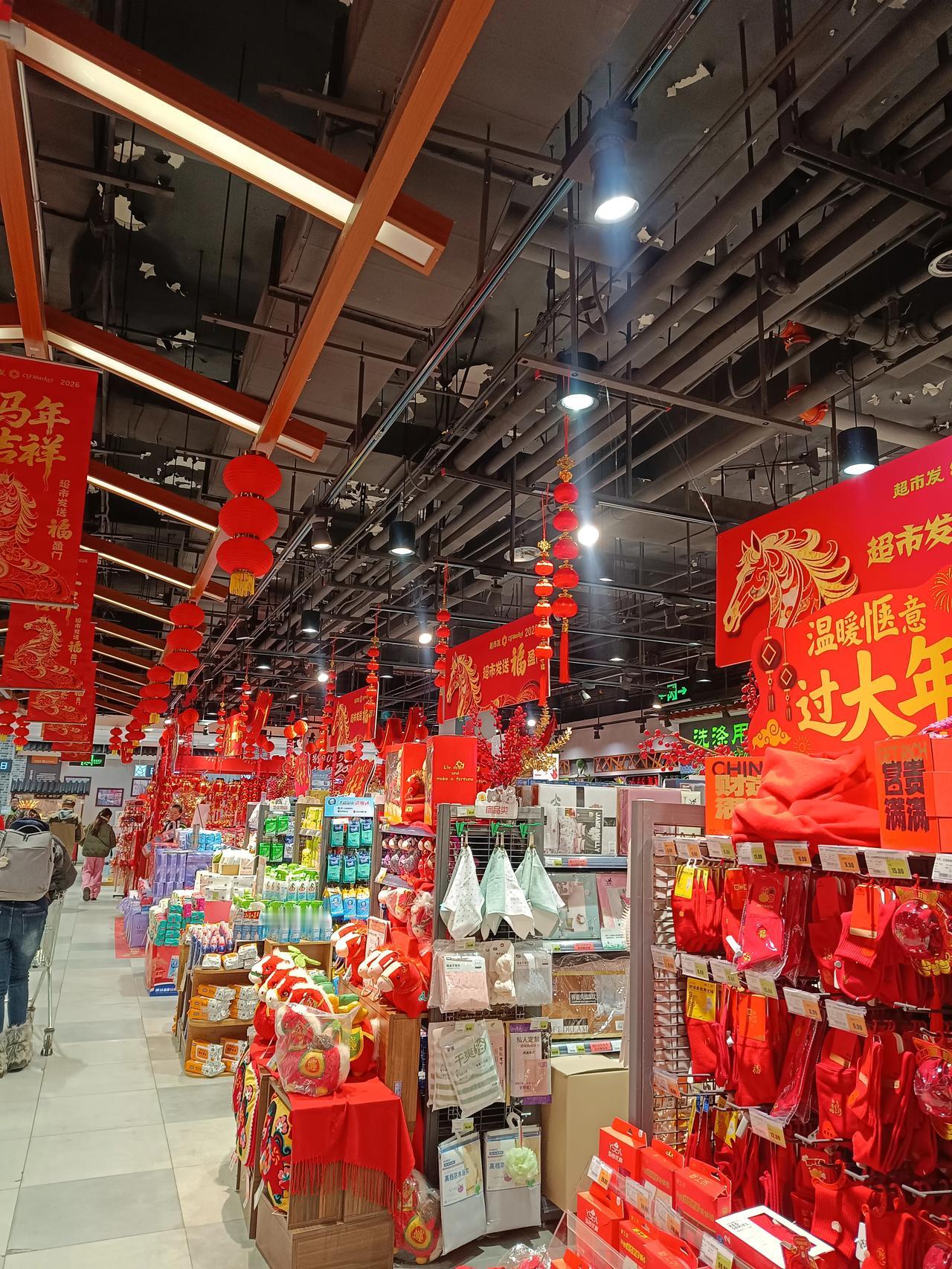 看看现在都快春节了，这超市里的人都去了哪里呢？好多人都在说，往年进了腊月，大家就