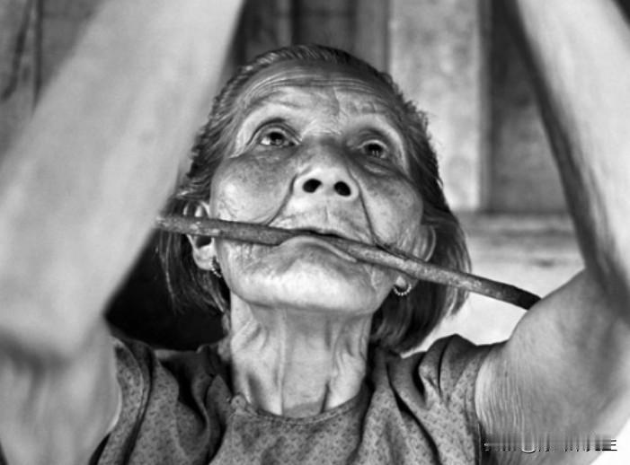 林爱兰，1926年生，现年81岁，临高南宝镇松梅村人。20多岁时被日本人抓去，用