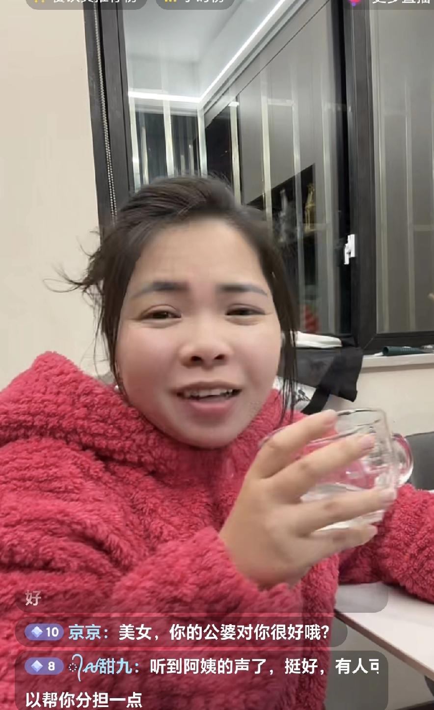 英子太幸福了，农村四哥在农村盖别墅，一点也不耽误时间，两头分工。
英子在城里卖货