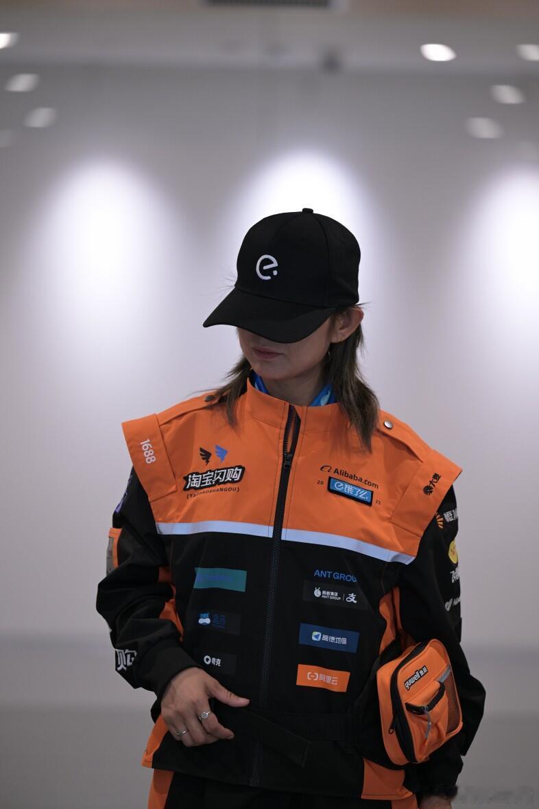 据说这是淘宝闪购新工服，讲道理差点以为把哪个赛车队队服给搞来了，全身贴满了赞助商