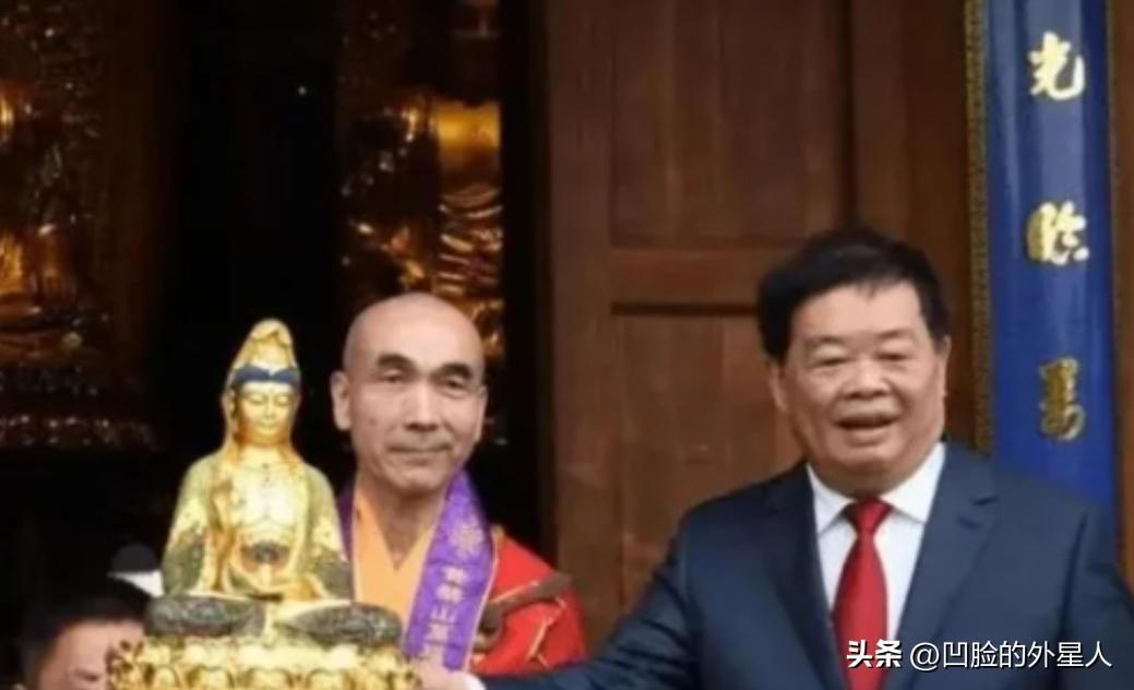 2016年，曹德旺和王石一起参观万福寺，寺庙破败不堪，方丈说：重修寺庙需要160