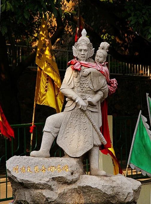 1279年，背着小皇帝跳海的那一刻，陆秀夫这辈子所有的烂账，一笔勾销。
 
时间