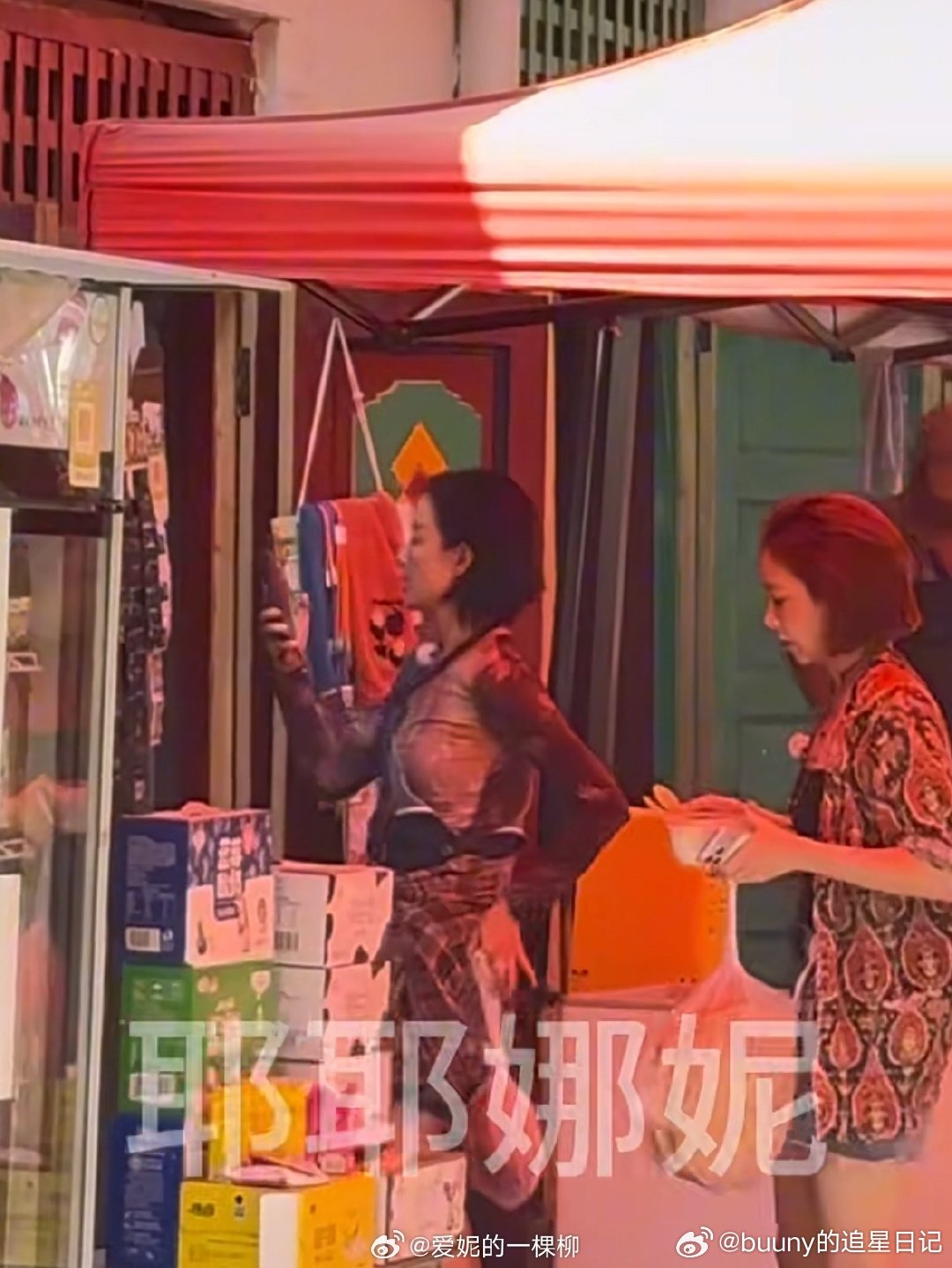 倪妮是四人组管钱的向野的我们网友捕捉暖心日常，倪妮、高叶外出买馕，倪妮结账，四人