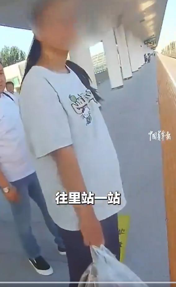 2026 年 7 月 3 日，河北辛集南站站台，一名怀孕的女旅客突然冲向正在进站