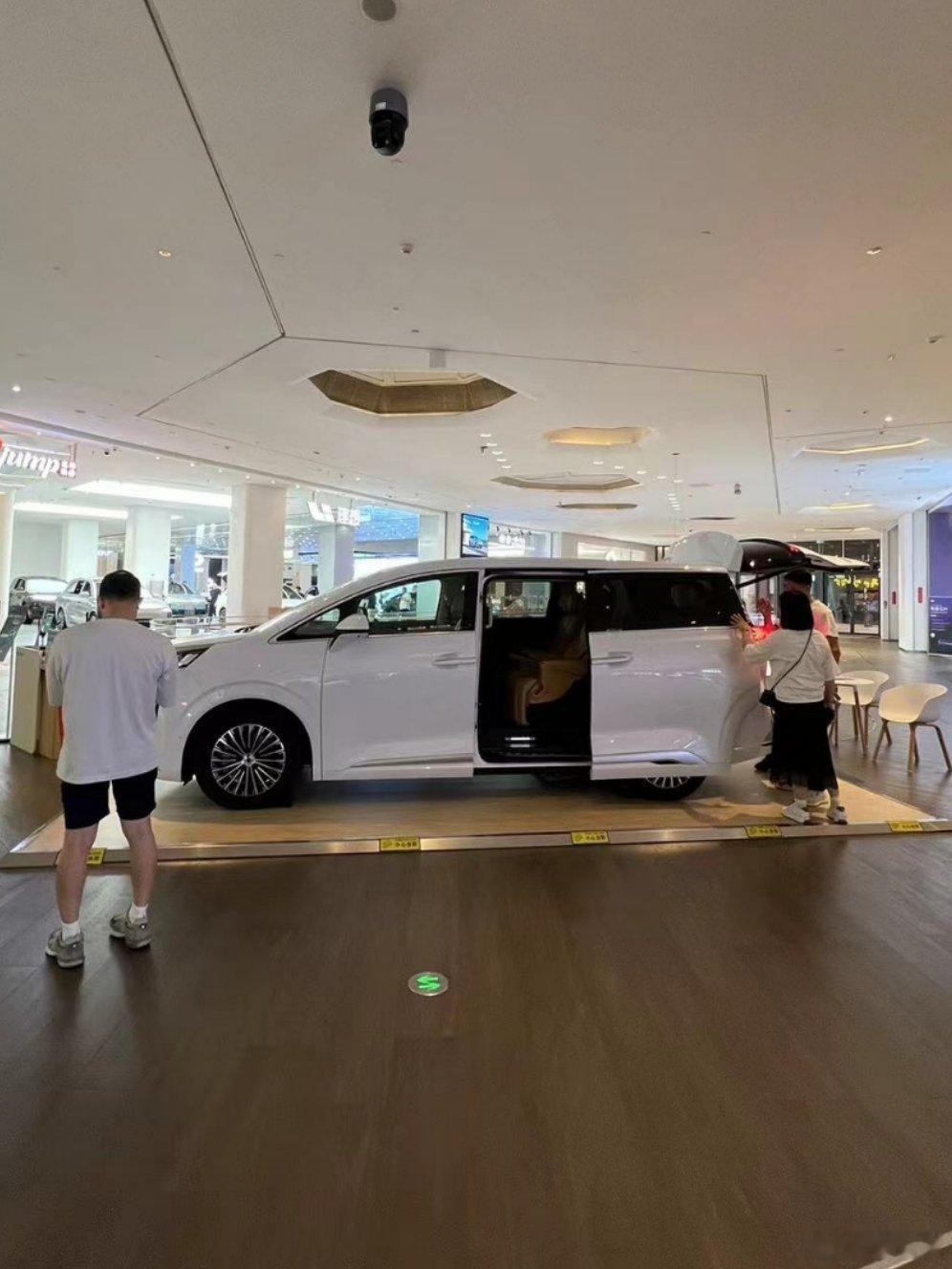 来商场聚餐，经过汽车展区，腾势D9直接摆在展馆门口c位，真排面啊，小米之家就在汽