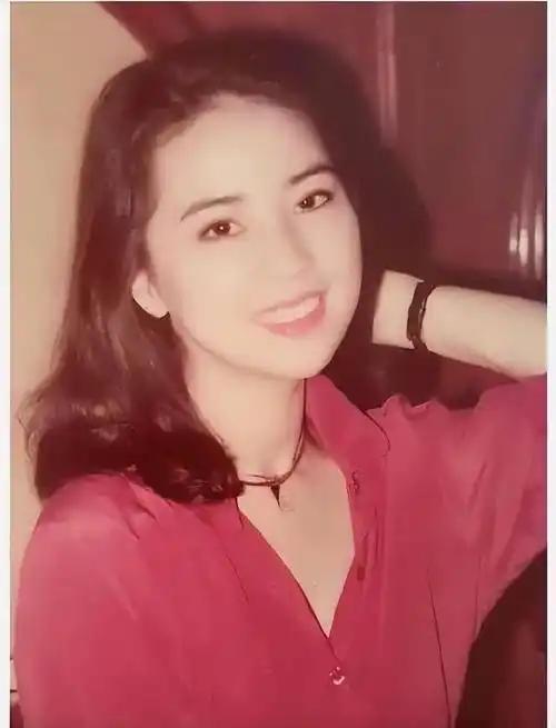 成龙这辈子见过的美人太多了，但有一个女人，他头一回见面就被定住了。

那次是杂志