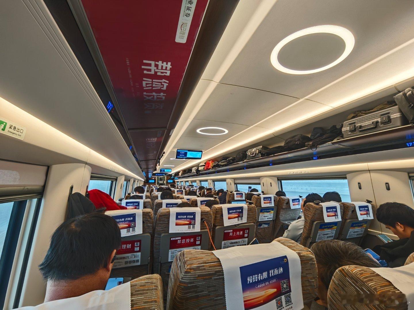 我前边这大哥，打视频电话，大嗓门吓我一跳btw：这是「静音车厢」撩妹不如撩车