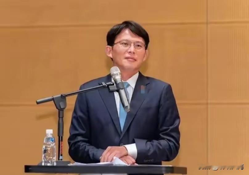 黄国昌现在真是骑虎难下！离柯文哲走不了，靠郑丽文没底气，投台独更是死路一条！
 