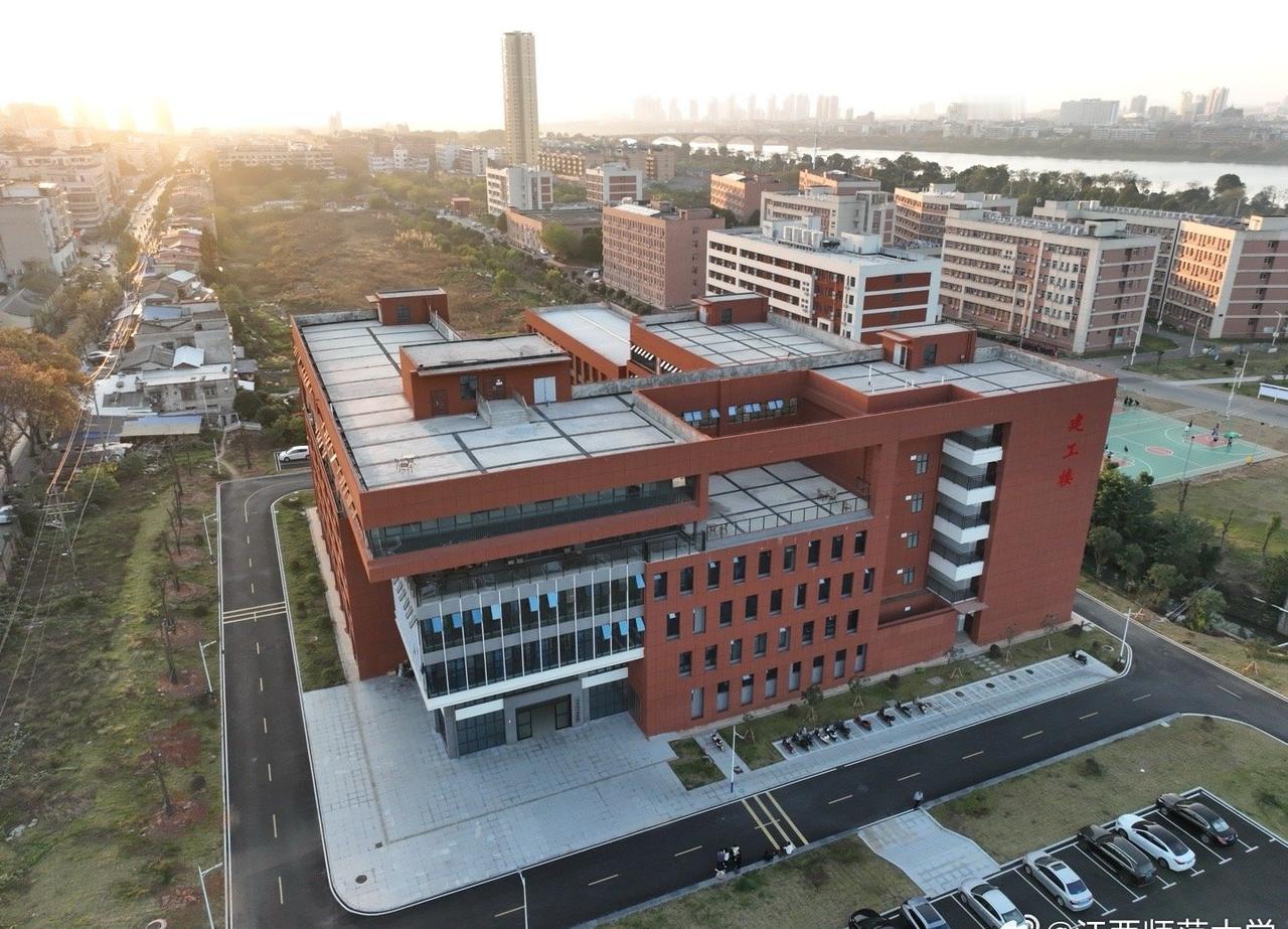 江西师范大学超话湖南工程学院七十四周年校庆
时光作笔，绘就七秩荣光；梦想为帆，启
