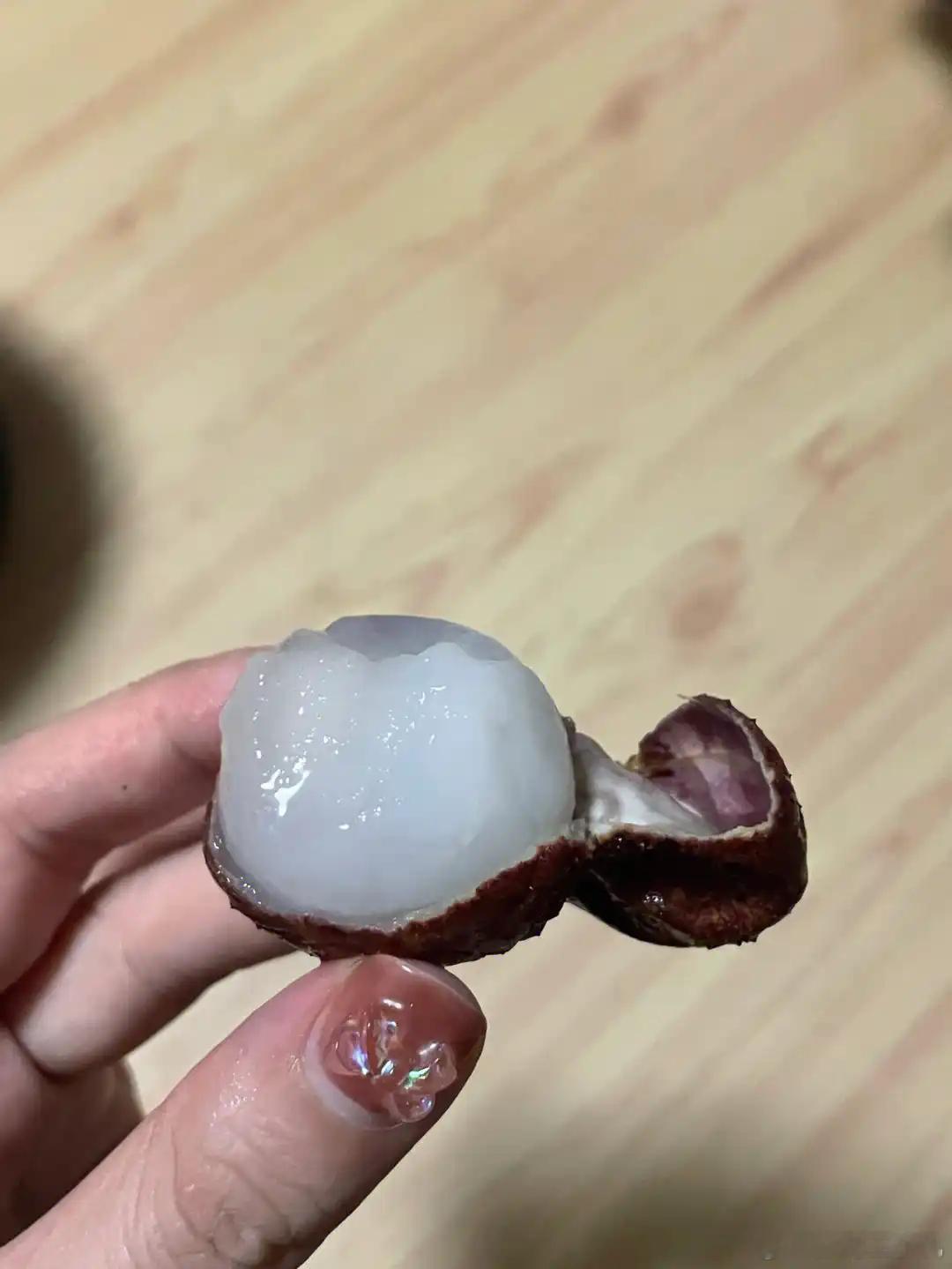 这个荔枝死了吗感觉是熟透了的荔枝果肉就看着不是那么晶莹剔透，有点儿实心的感觉，带