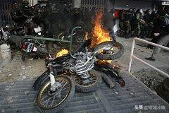 【伊朗抗议活动进一步升级，部分示威者携带武器，可能演变为武力抗争】
      