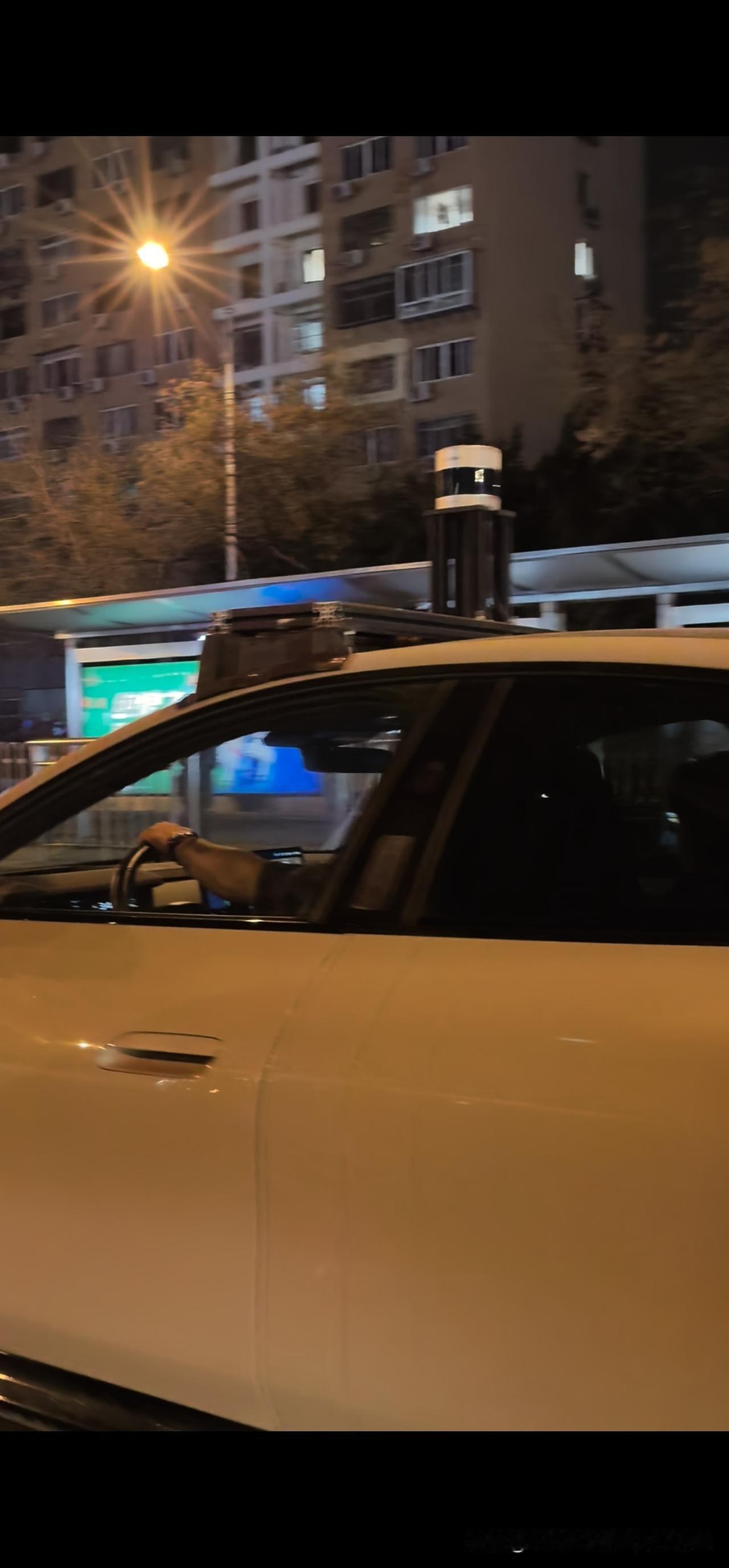 谁能告诉我，小米车顶上这个圆柱的，是个啥东西？应该是激光雷达，合赛的128线。这