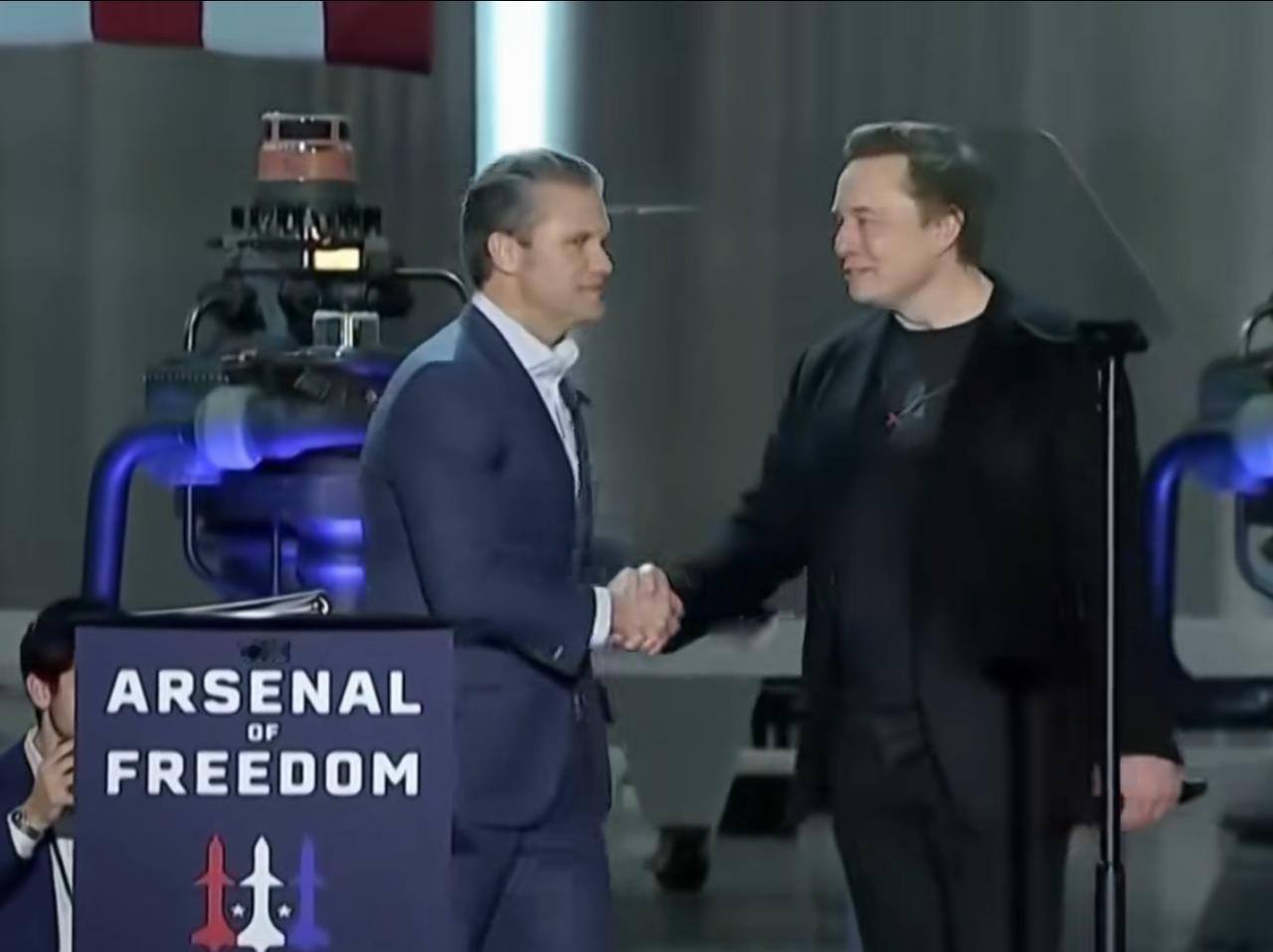 彻底不装了！美军将马斯克旗下AI接入军事网络，该系统与特斯拉汽车深度绑定
 
1