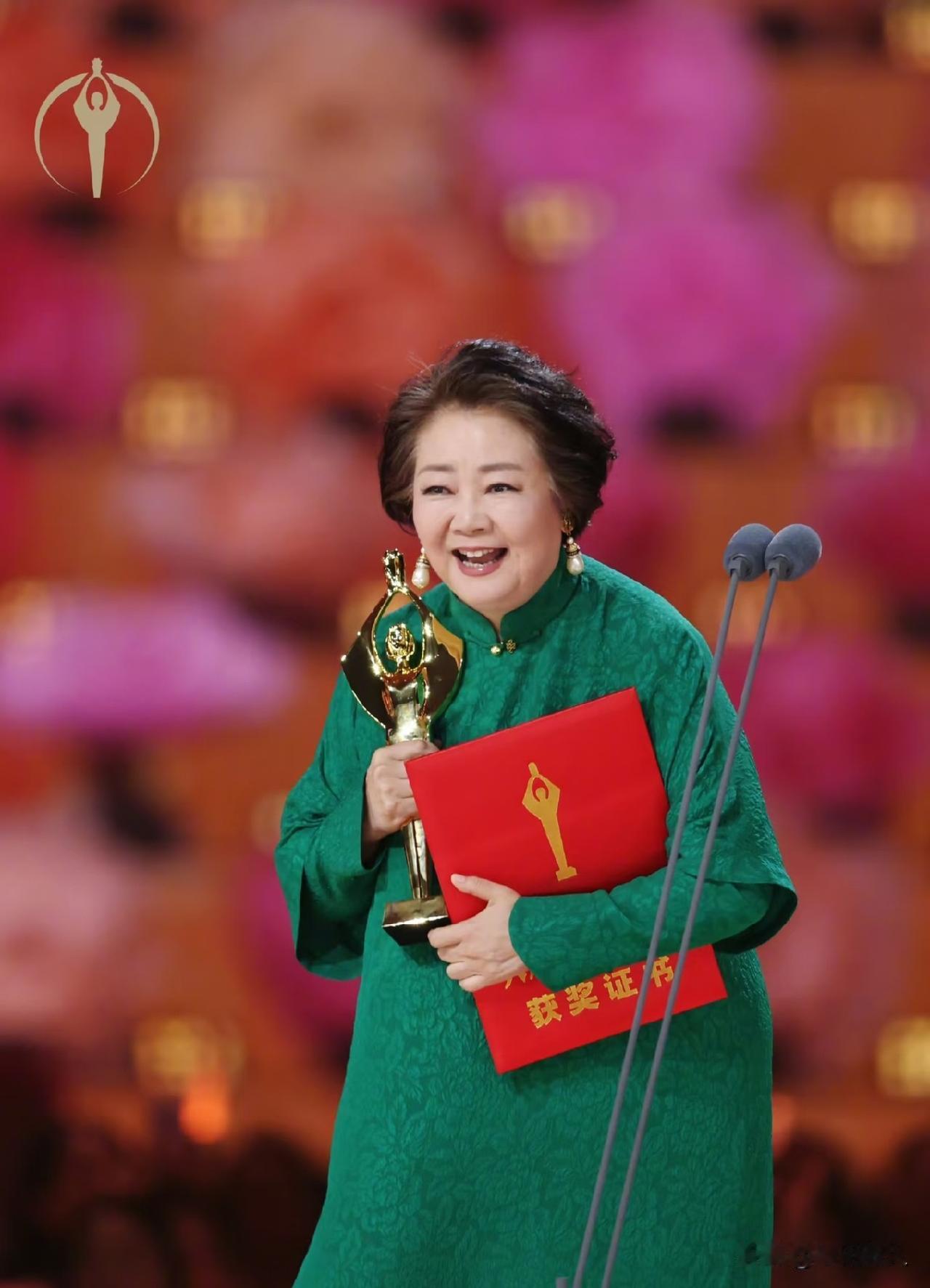 实至名归！王骁萨日娜拿下百花奖最佳男女配角！
 
8月10日，第38届大众电影百