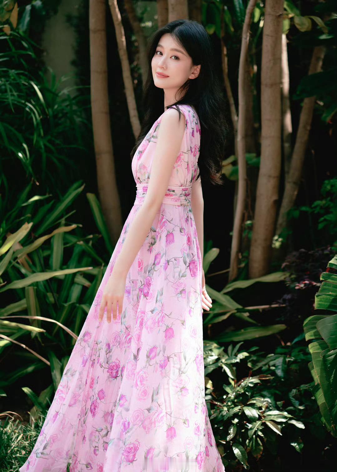 乔欣厦门活动生图就已经绝美了，女娲我真的要跟你谈谈了[泪]！乔欣紫色玫瑰裙 ​​