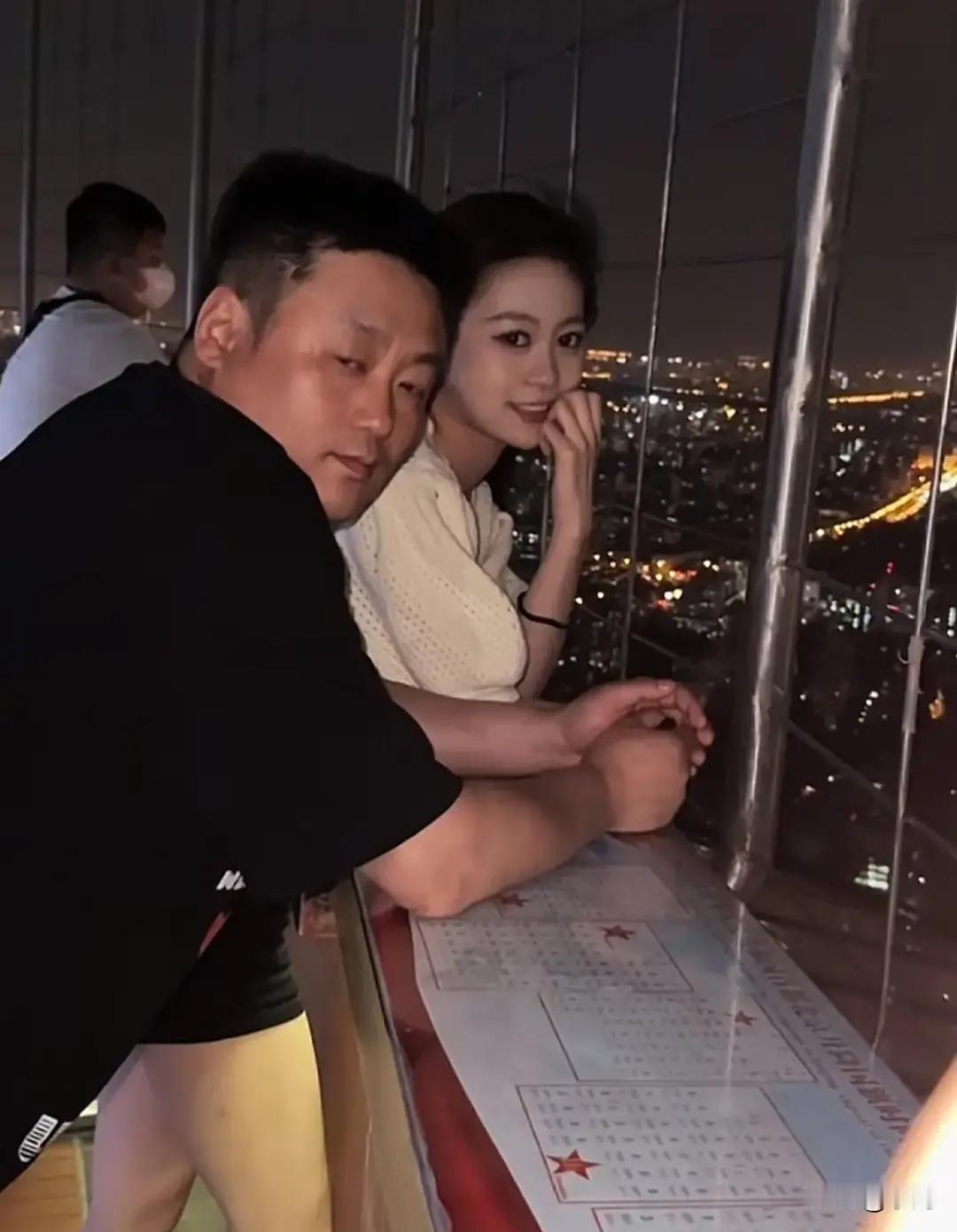 孟可佳发视频说宋之馨在三亚度假期间欠她三万没还，还晒出转账截图和聊天记录。

视