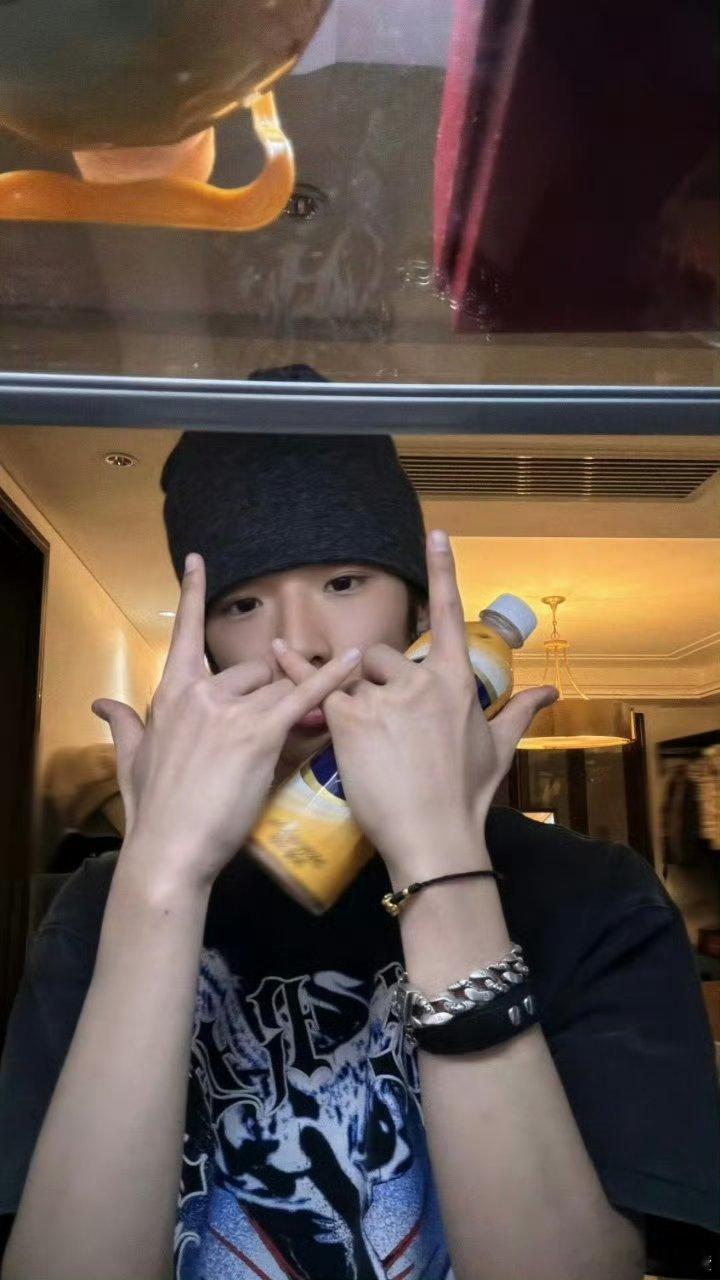 张峻豪鱿鱼塑自己张峻豪的鱿鱼帽有点东西 创意满分的鱿鱼帽太适配张峻豪，灵动少年感