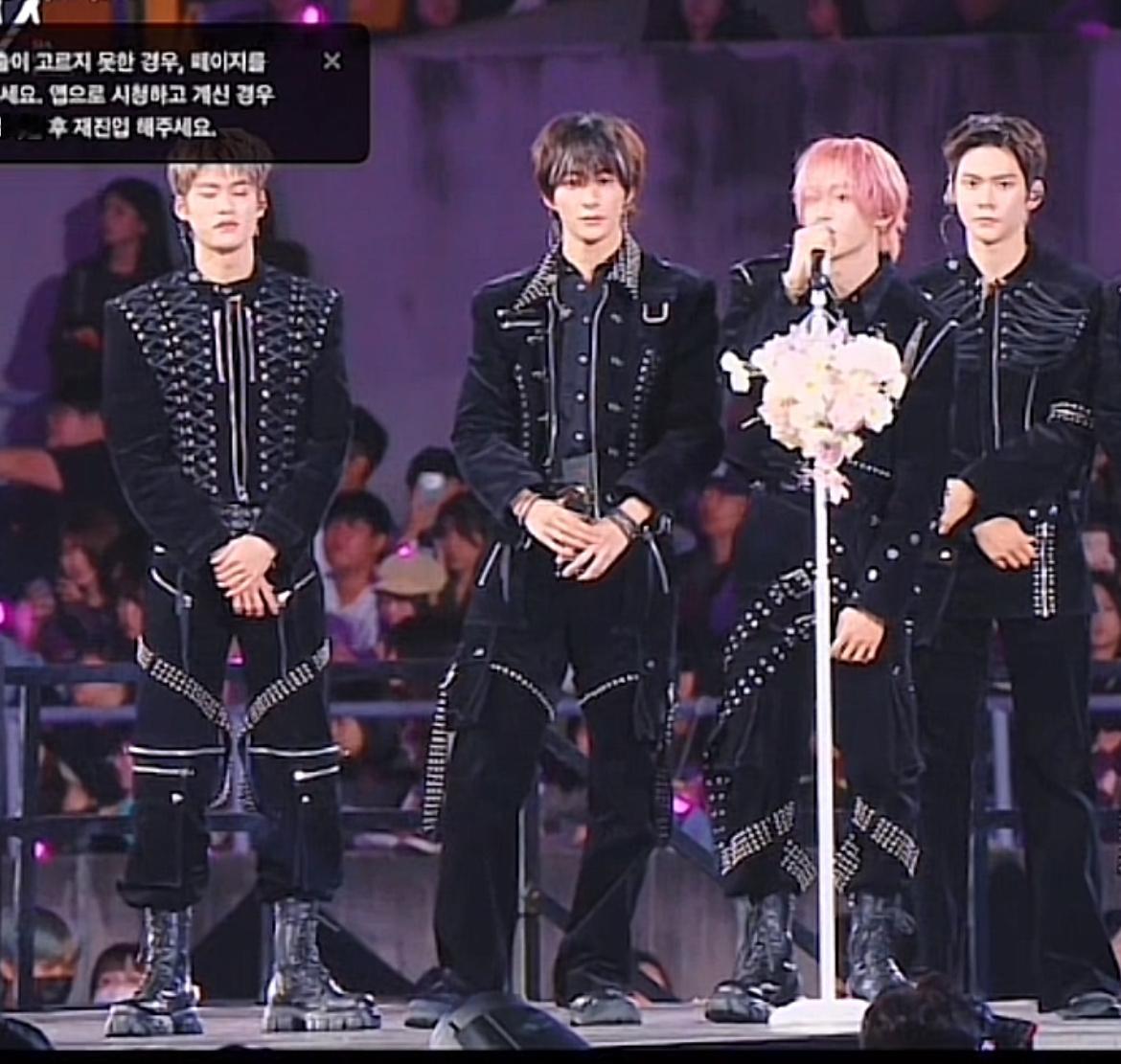 你的靴子我的靴子好像不一样🤭 