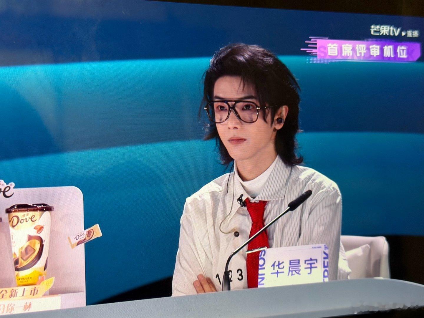 华晨宇导师专属机位上线即封神！直播中他对音乐的专业态度让人敬佩，认真点评、细致指