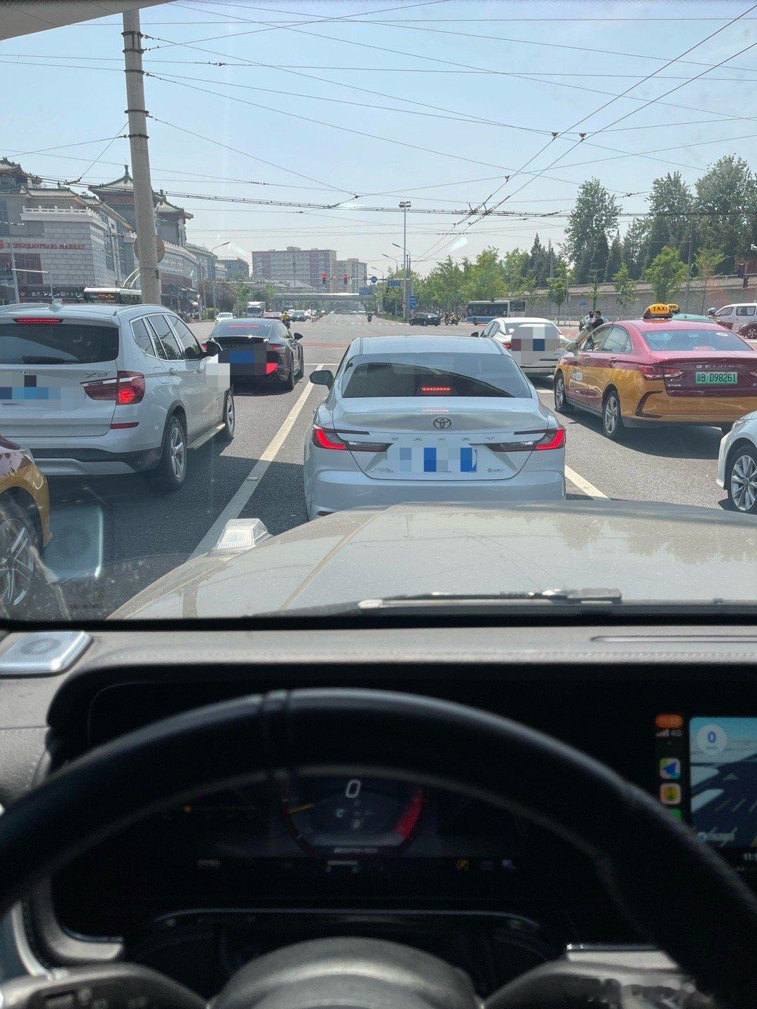 服了他一脚急刹我以为干嘛呢害得我差点追尾结果就是停在阴凉怕晒着 ​​​