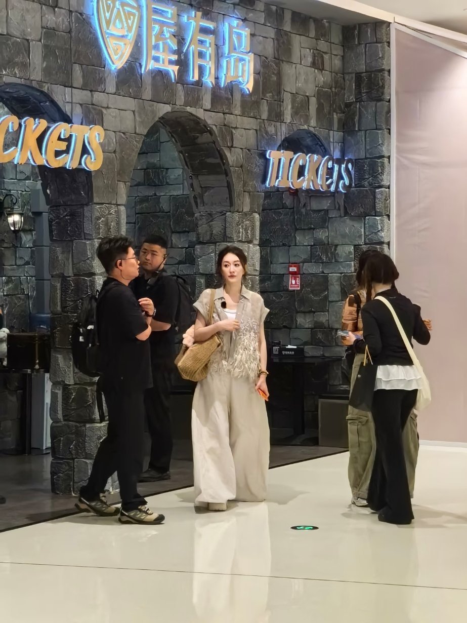 李小冉唐艺昕真变心愿便利贴了便利贴小组又重聚了，两个人好萌啊，真的好喜欢看不想睡