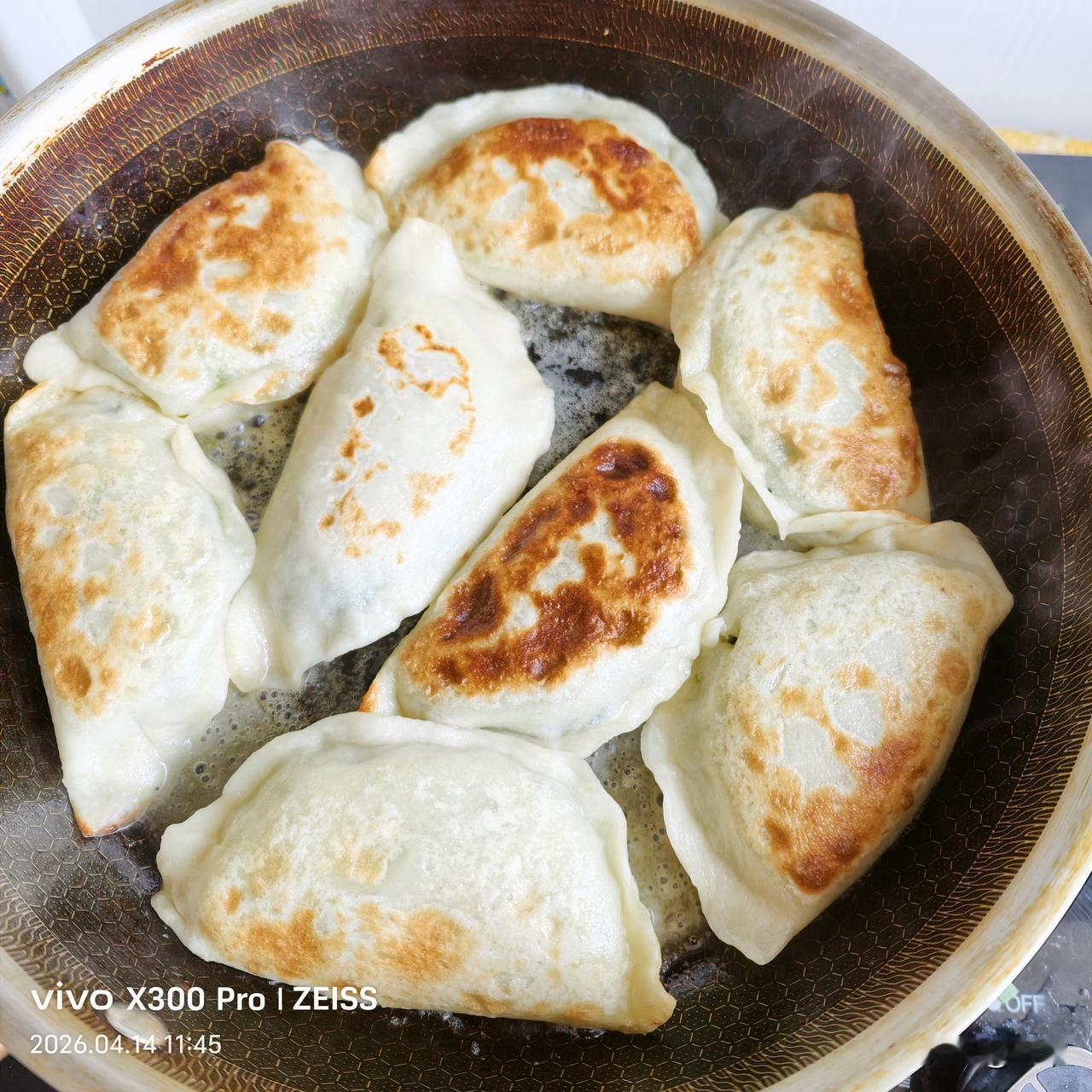 前天路过小市场，看到一个老哥卖的二刀韭菜，三元两捆，我看韭菜很新鲜，买了一捆，花