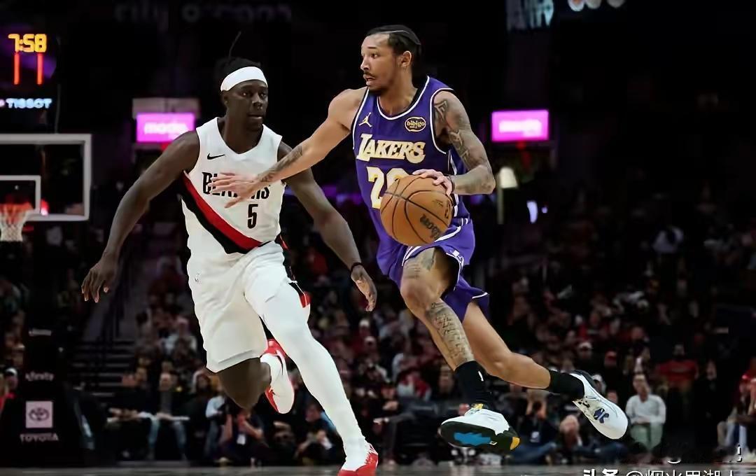 湖人想送走的不是那个打不上球的新秀，而是他。
克内克特坐在板凳末端，镜头扫过他时