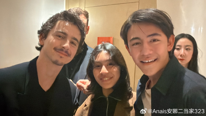 甜茶诺一霓娜合照 刘烨儿子女儿诺一和霓娜追星甜茶成功，一起合照了，感觉半个娱乐圈