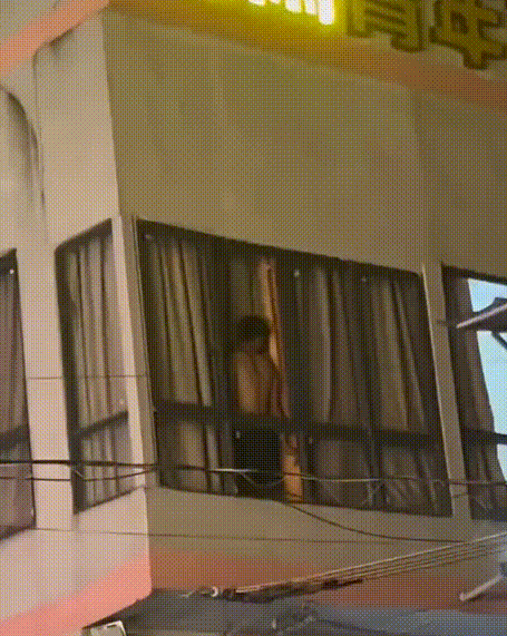 当我躲起来的那一刻，
我就知道
 一个比我更有资格爱你的人回来了
