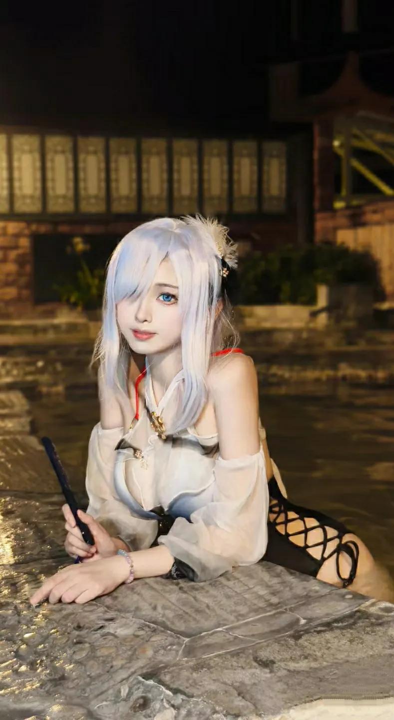 小姨泡温泉，不怕冰化了吗？  
