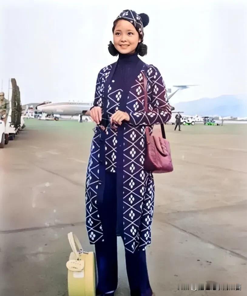 这是拍于70年代，年轻时候邓丽君的一张珍贵留影。那个时候清纯稚嫩，一脸的婴儿肥，