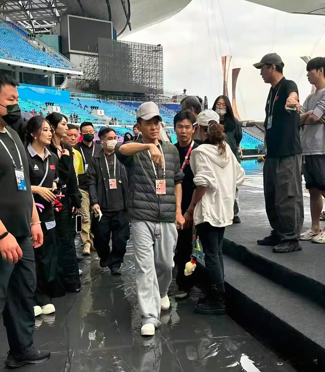 64岁刘德华在广州为全运会开幕式彩排，他现在的身材好瘦，脸都瘦脱相了，整个人看起