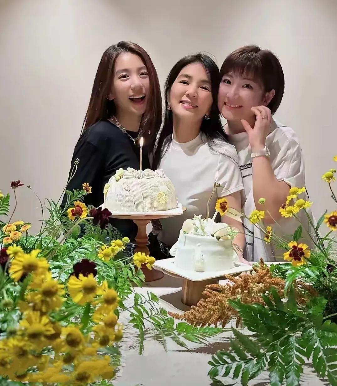 三个人都还是很漂亮

应该是80.90后的偶像了

当初这个女团也是很火的

三