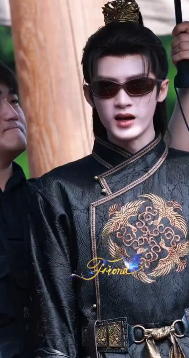 一晃眼以为是古风游戏建模的程度求问檀健次有这等精致的脸平时真的还会有烦恼吗檀健次
