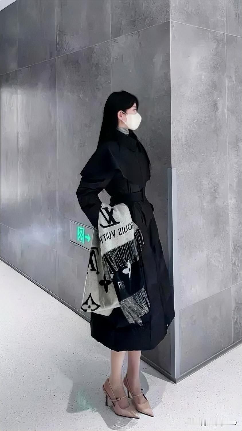 大年初二的春意浓

大年初二，我早早起床，把自己打扮得美美的，来到单位。

先把