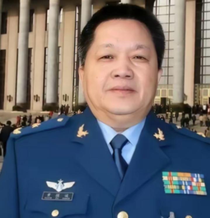 1981 年，台湾飞行员黄植诚，驾驶最先进的飞机向大陆投诚，却被后座飞行员察觉，