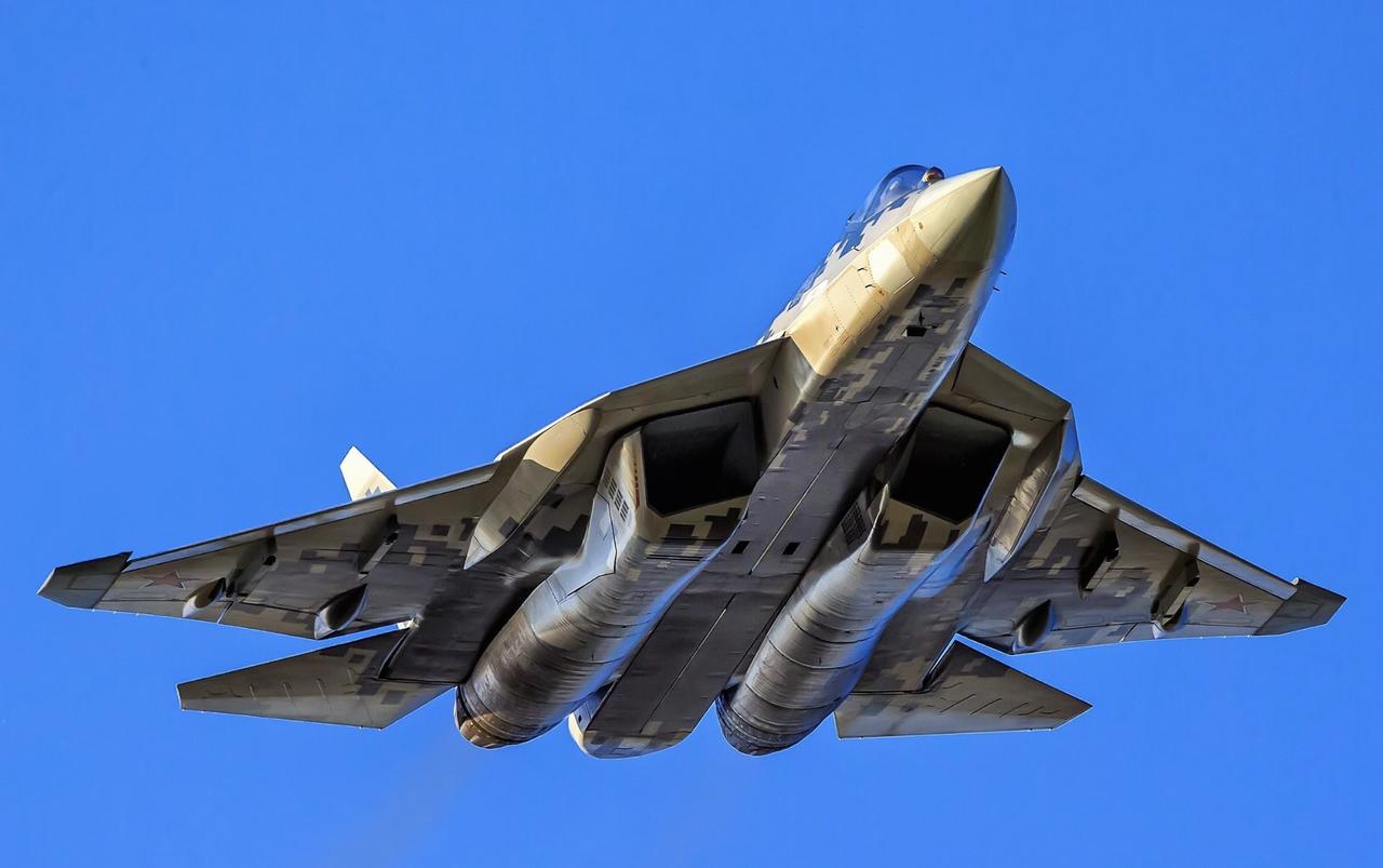 苏 - 57新发动机首飞，却难掩与中美五代机巨大差距。
俄罗斯苏 - 57战斗机