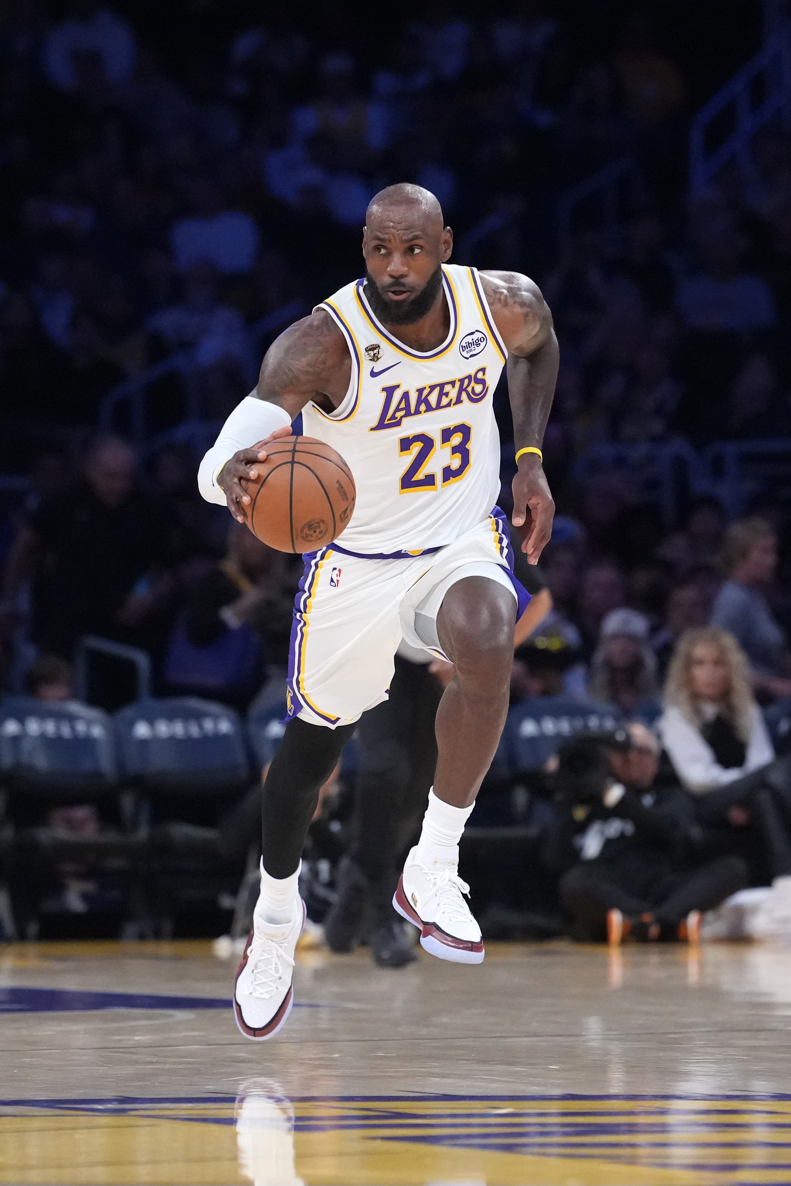 杨毅：詹姆斯拼累了 最后一节都踉跄了 里夫斯能歇詹姆斯歇不了