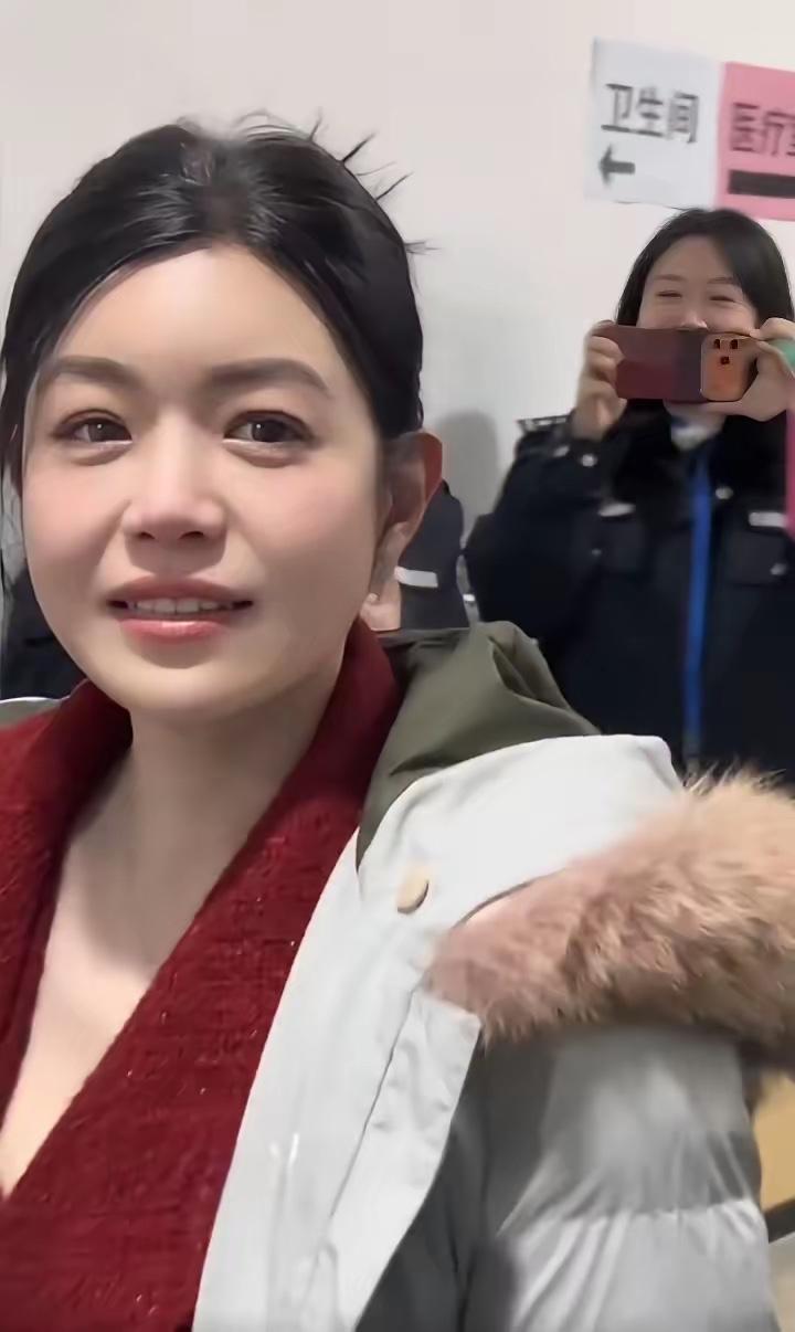 陈妍希的央视跨年现场状态也太绝了！朋友亲历后疯狂安利，说她真人比镜头美出不止一个