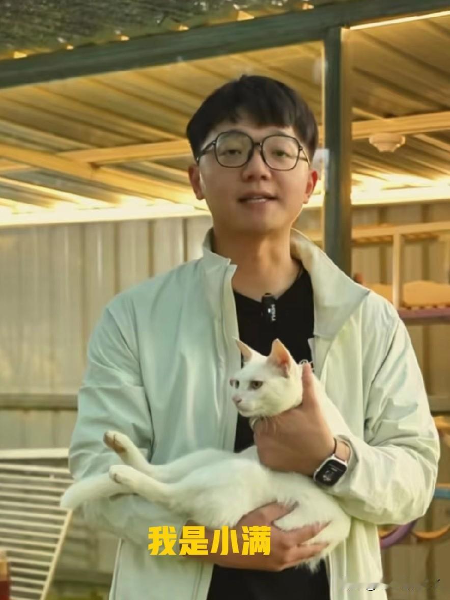 无锡萤火虫流浪猫救助基地负责人小满，长期致力于流浪猫救助工作，却无端遭受“卖猫给