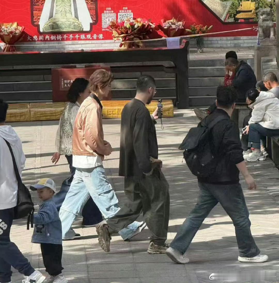 鹿晗现身石家庄这是和关晓彤分手传闻霸榜热搜一周后首次公开路面吧感觉是在拍摄物料是