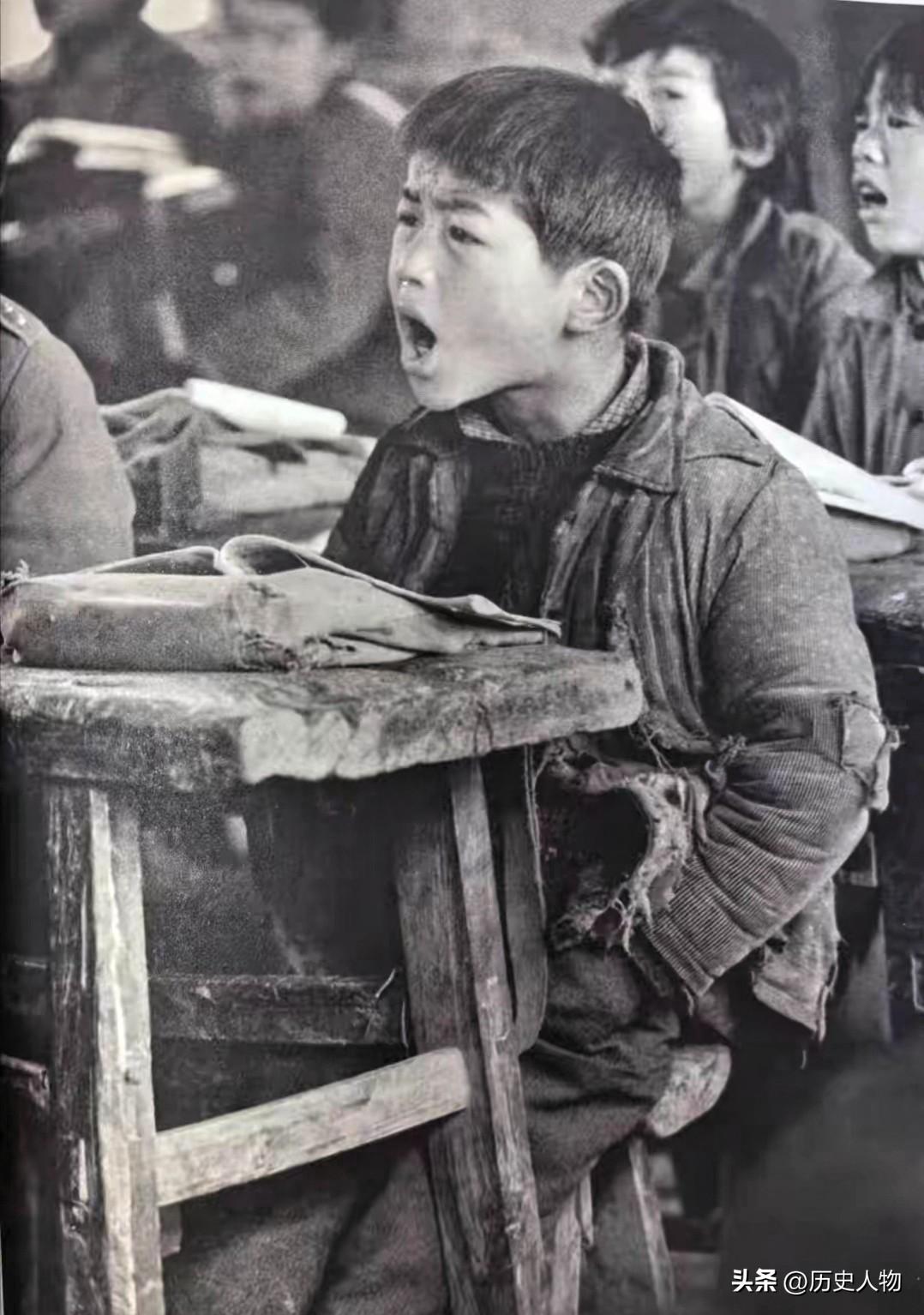 上世纪八十年代偏远山区里的农村小学，校舍简陋朴素，教学条件十分艰苦。虽物资匮乏、