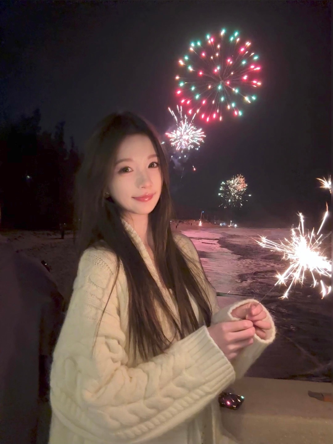 新年快乐大家～跨年在海边 有篝火 烟花 歌声 许了愿问答案之书 说2025“胜券