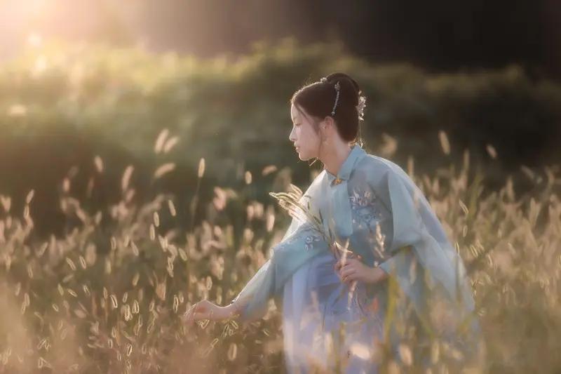 看到“夏夏爱头条”这副对联，刹那间便沉浸于那诗意之境。上联“琴鸣晨晖”，清晨，阳