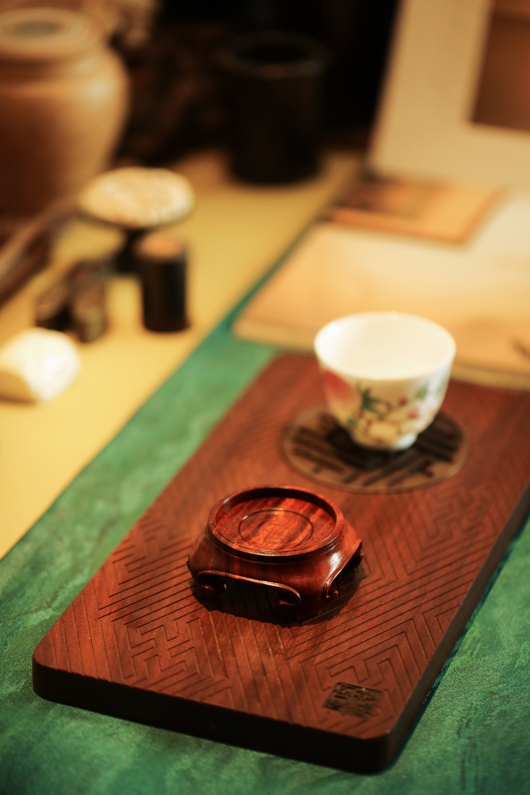 【承趣】杯托整料雕成，四足式，意境空灵，可为案头雅趣陈设。可做茶漏托/盖置/杯托